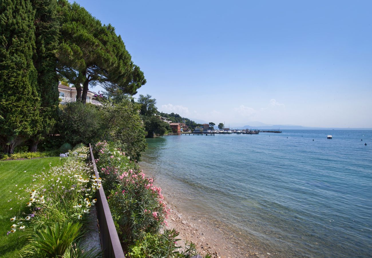 Villa in Manerba del Garda - Villa Grace with Pool on the Lake