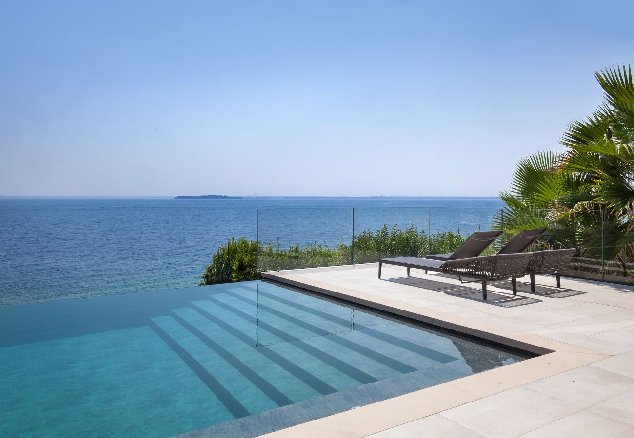 Villa in Manerba del Garda - Villa Grace with Pool on the Lake