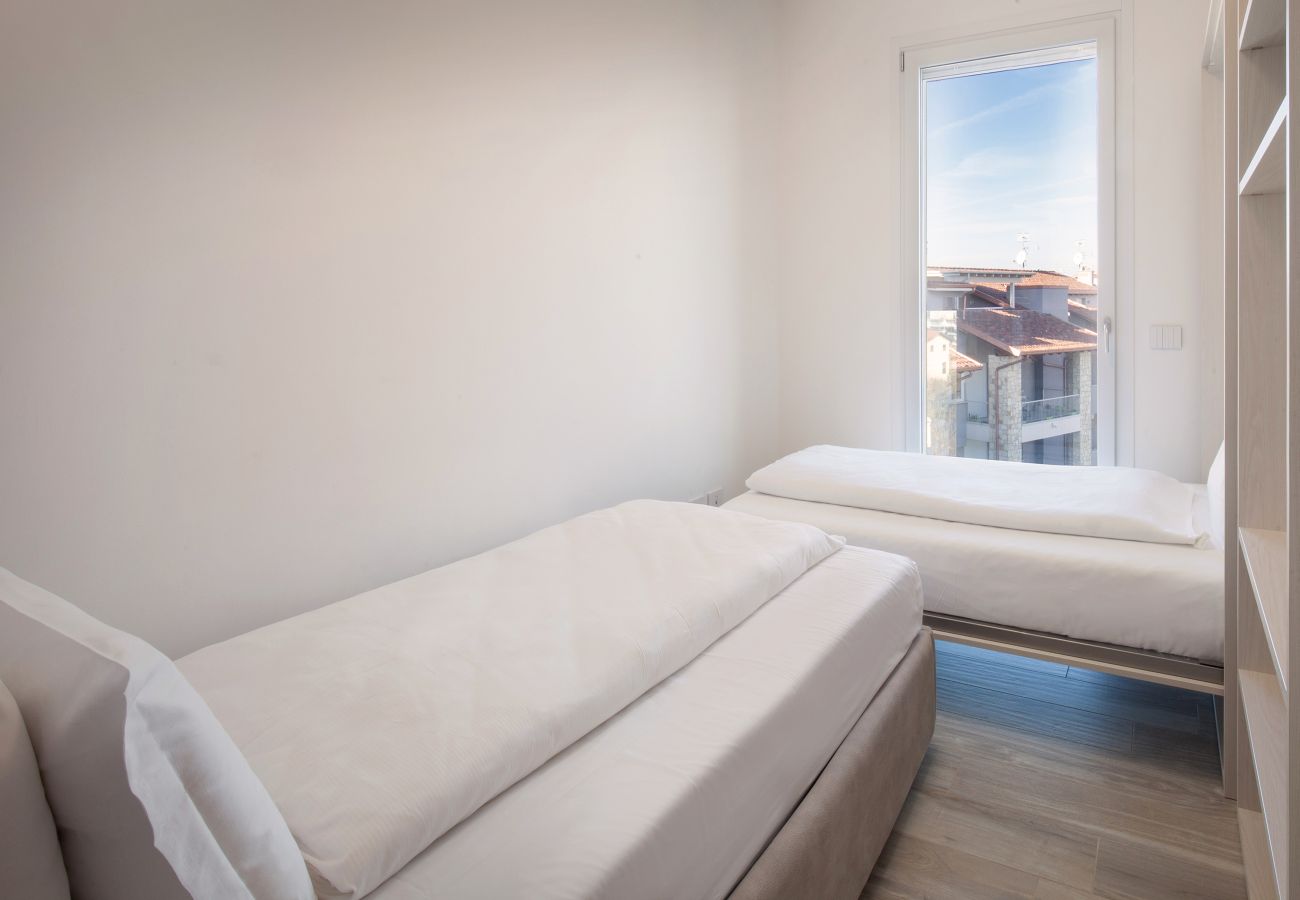 Ferienwohnung in Peschiera del Garda - Perla Garda Lake Apartment With Pool