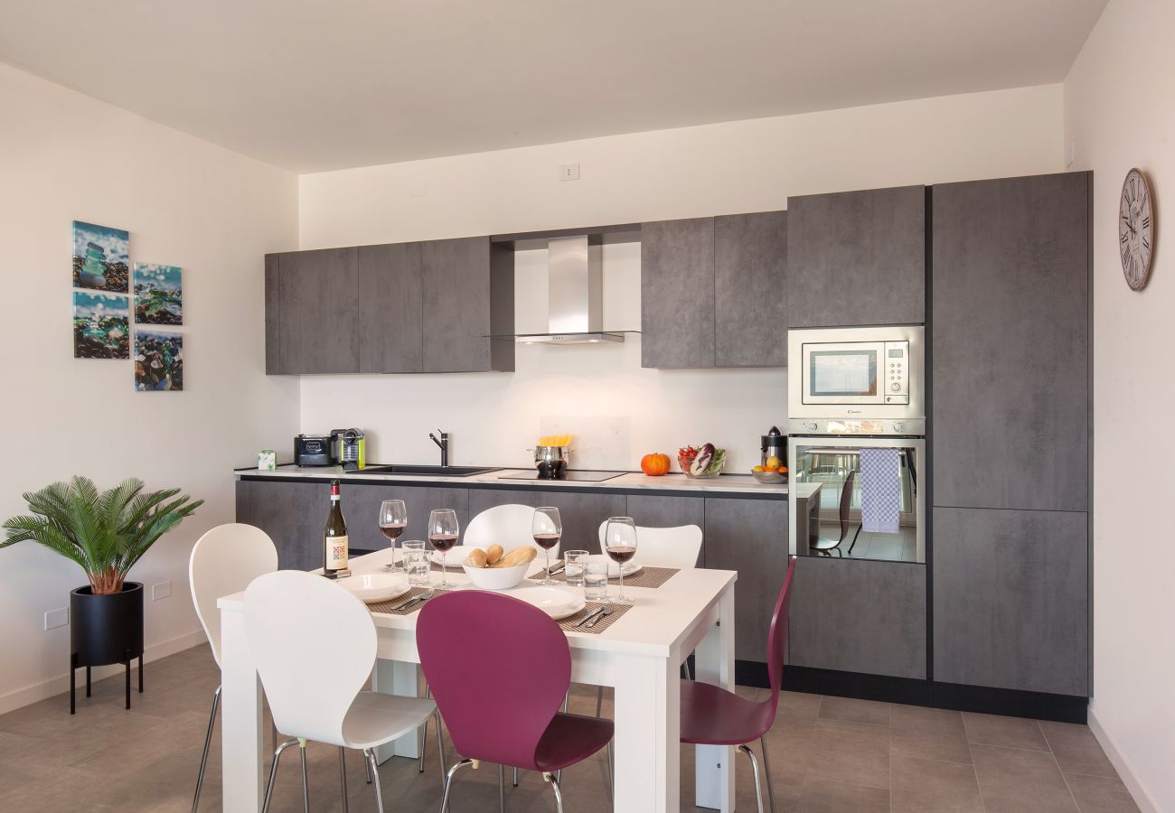 Ferienwohnung in Peschiera del Garda - Perla Garda Lake Apartment With Pool