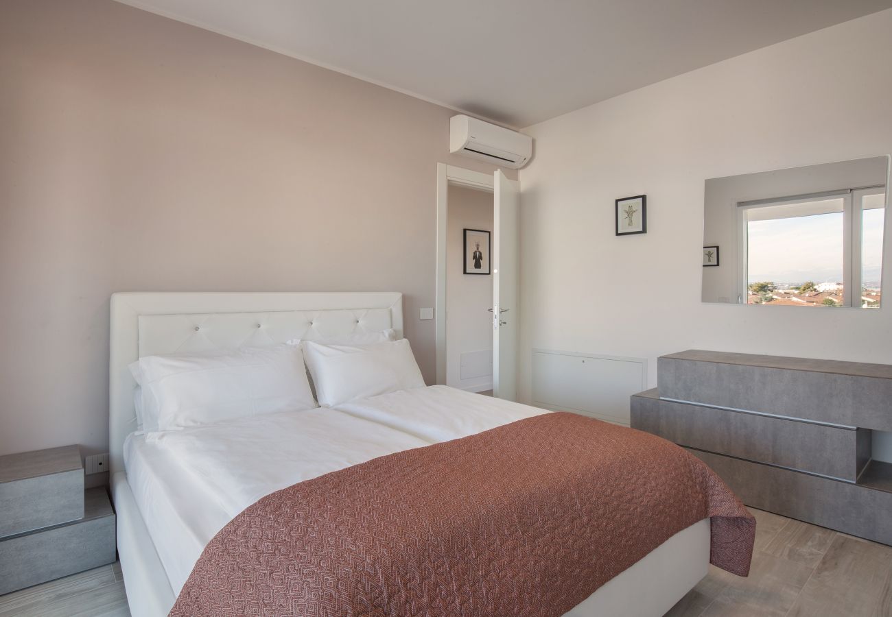 Ferienwohnung in Peschiera del Garda - Perla Garda Lake Apartment With Pool