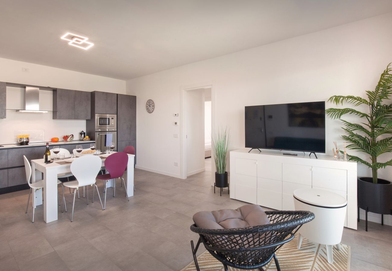 Ferienwohnung in Peschiera del Garda - Perla Garda Lake Apartment With Pool