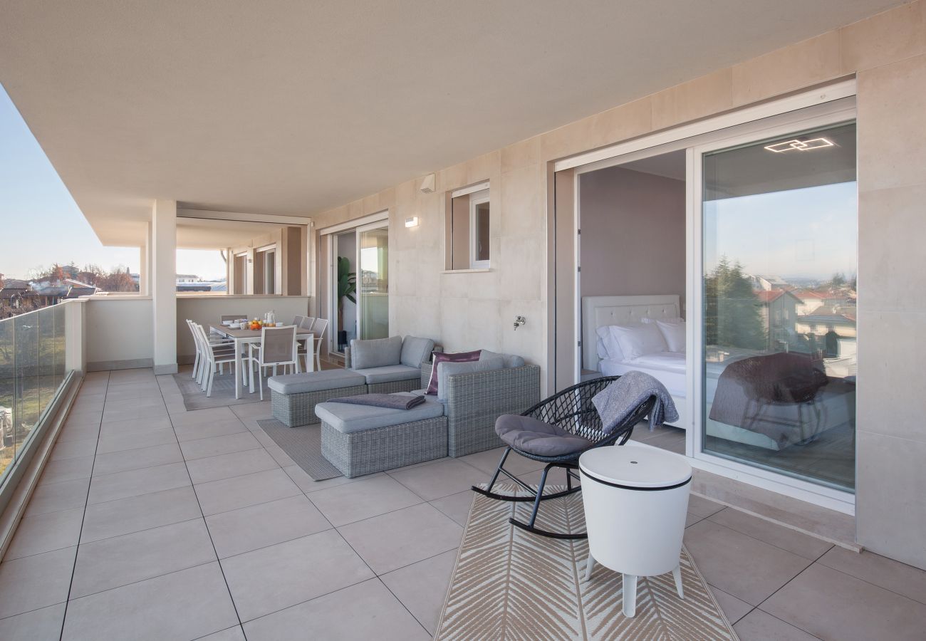 Ferienwohnung in Peschiera del Garda - Perla Garda Lake Apartment With Pool